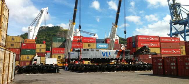 Log-In realiza desembarque de locomotivas no Terminal de Vila Velha