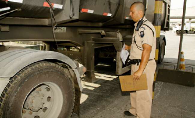 Paranaguá-portuário-site Caminhões com vazamento de carga são impedidos de trafegar no Porto de Paranaguá