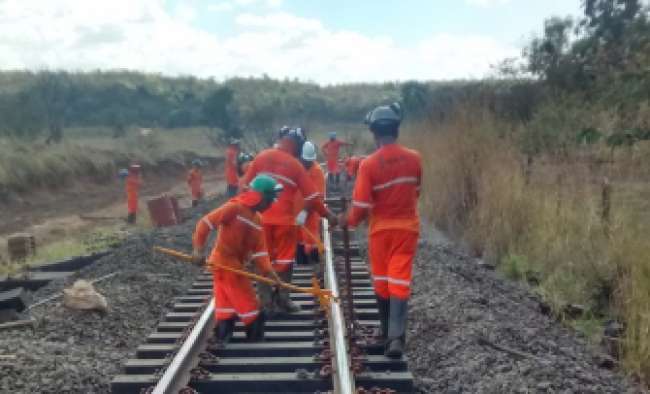 VLI instala dormentes de plástico na Ferrovia Centro-Atlântica