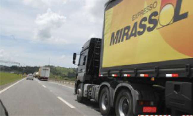 Mirassol transporta robô construtor de aviões em operação especial 