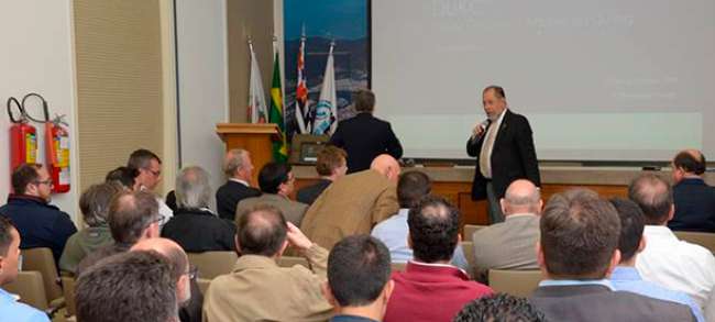 José Alex, durante a apresentação em Santos (SP). Crédito: Divulgação