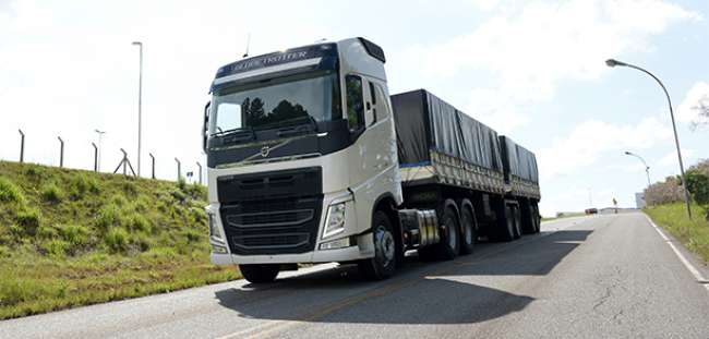 Volvo FH 6x4. Crédito: Divulgação