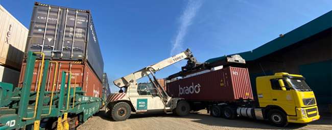 Brado transporta ovos em contêiner por ferrovia