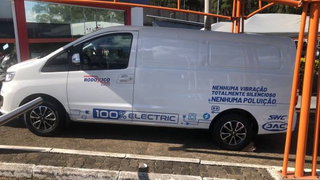 Rodoxico Express adquire veículo elétrico para o transporte de cargas