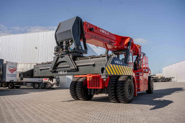 Heli Brasil lança primeira Reach Stacker elétrica com bateria de lítio no mercado brasileiro