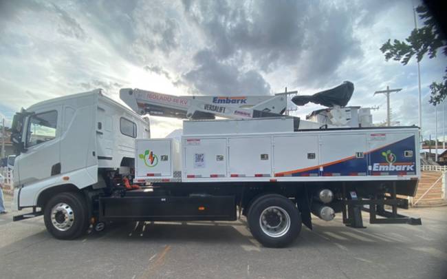 BYD apresenta caminhão elétrico com cesto aéreo isolado para operações em redes energizadas