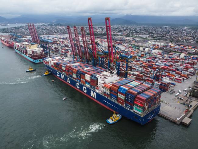 Tecon Santos atinge recorde histórico com 135 mil contêineres movimentados em julho