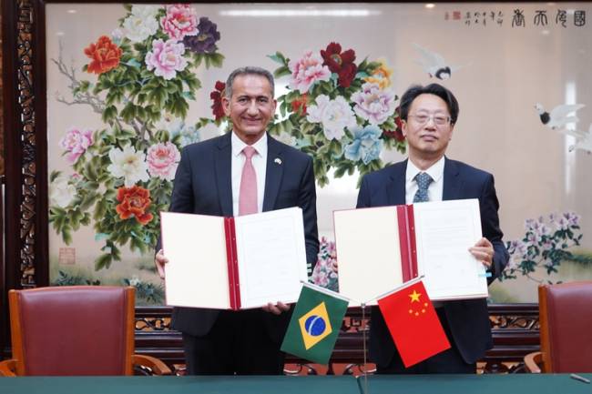 Brasil e China assinam memorando para cooperação em logística e desenvolvimento regional
