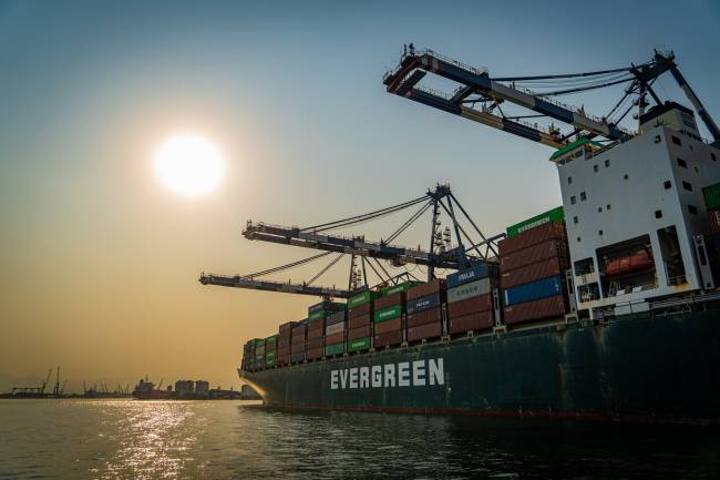 Porto de Santos lidera movimentação de contêineres na América Latina