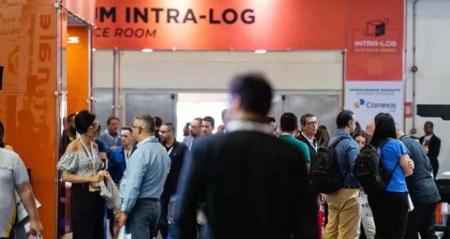 Invent apresenta empilhadeira autônoma e AMRs na Intra-Log Expo