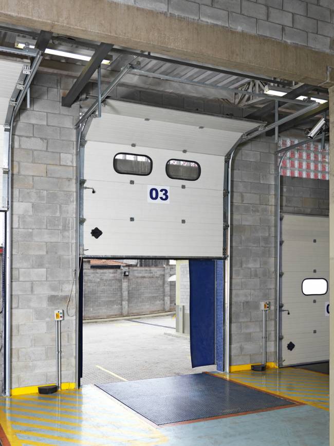 Rayflex estreia na INTRA-LOG 2025 com portas rápidas