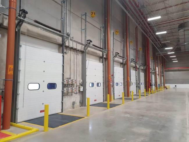 Rayflex estreia na INTRA-LOG 2025 com portas rápidas