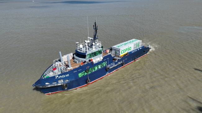 Brasil apresenta primeiro barco-escola movido a hidrogênio durante a COP30 em Belém