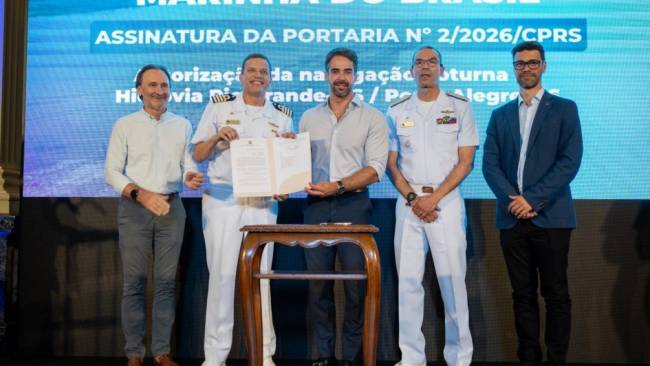 Porto de Porto Alegre retoma navegação de longo curso e libera operação noturna 