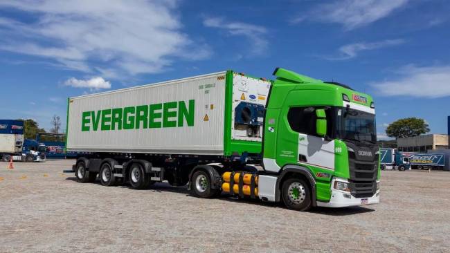 West Cargo inicia testes com frota a GNV e elétrica para reduzir emissões no transporte rodoviário