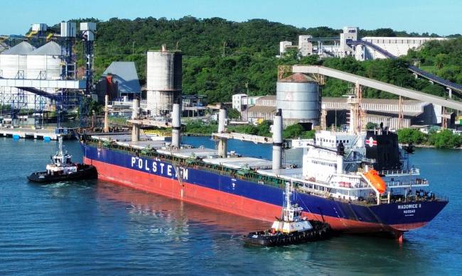 Porto de Aratu passa a movimentar granéis vegetais na Bahia