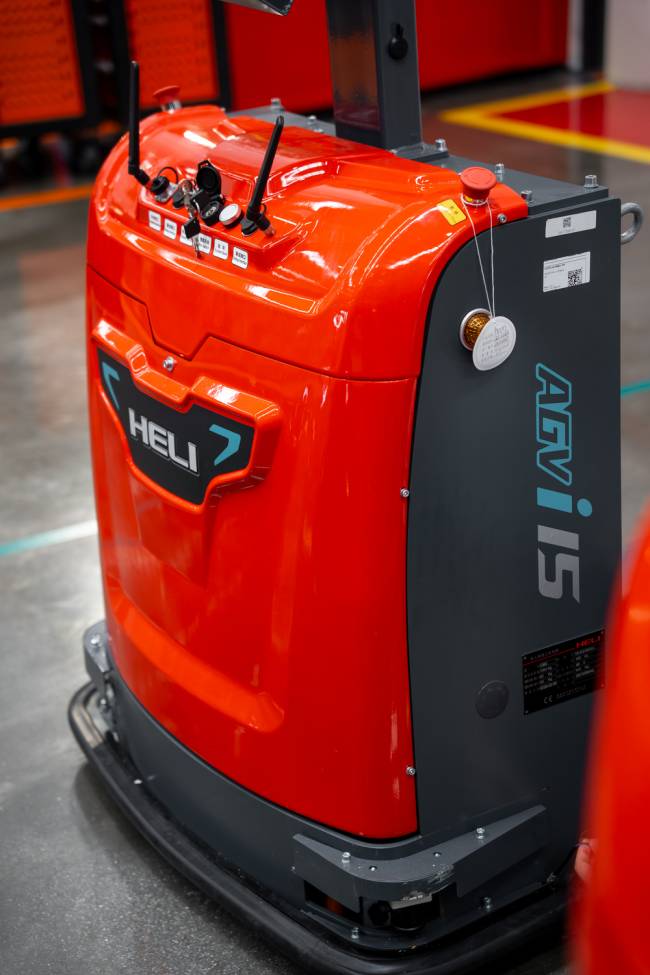 Os equipamentos fazem parte da linha AGV, sigla para Automated Guided Vehicle, linha de veículos guiados automaticamente, capazes de operar em rotas pré-definidas