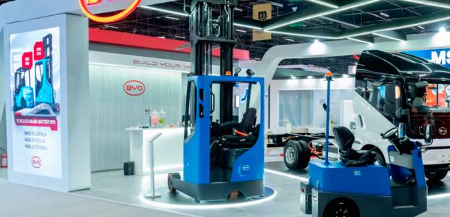 BYD lança empilhadeira com bateria Blade na Intermodal e amplia eletrificação da intralogística