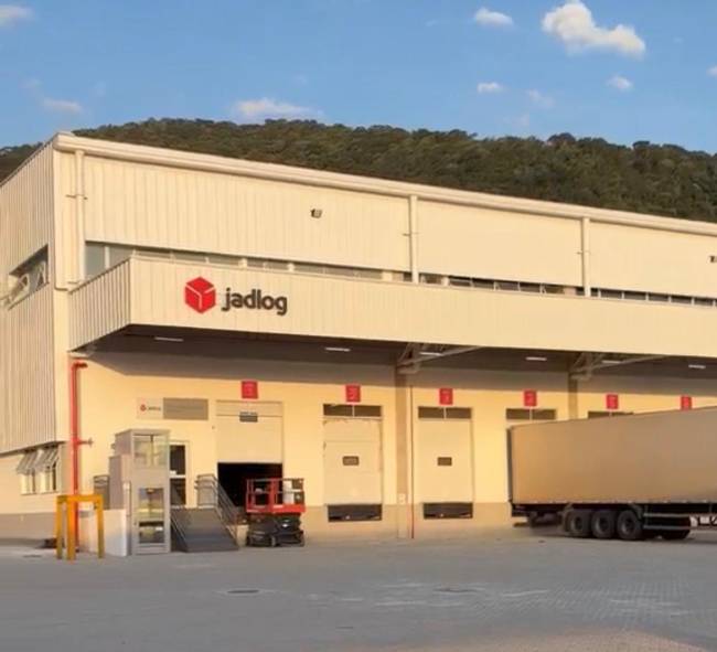 Jadlog dobra capacidade com hub logístico automatizado em São Paulo