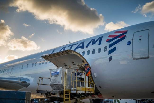 LATAM Cargo completa um ano da rota Miami–Confins com mais de 800 toneladas transportadas