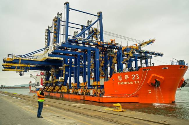 DP World recebe novos guindastes para ampliar capacidade no Porto de Santos
