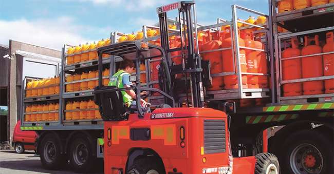 Hiab apresenta guindaste e lança empilhadeira rodoviária