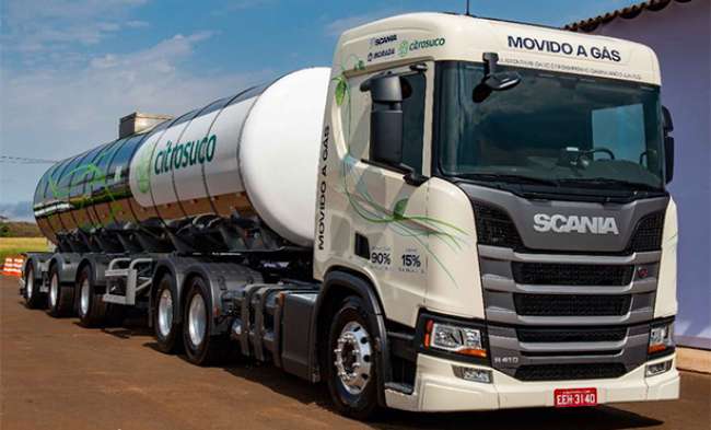 Scania inicia produção e comercialização de caminhões movidos a GNV e biometano