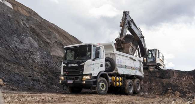 Gerdau aplica caminhão movido a gás na mina Várzea do Lopes