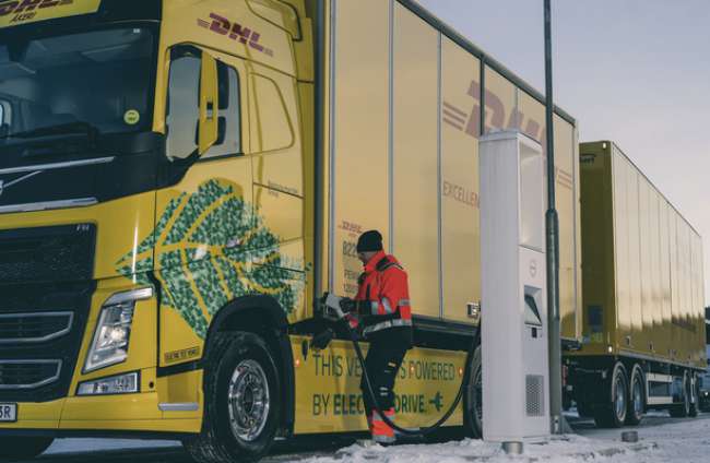 DHL e Volvo Trucks aplicam caminhão pesado elétrico em longas distâncias