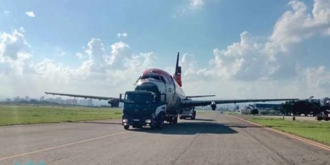 AGS Logistics iça aeronave no aeroporto de São José dos Campos
