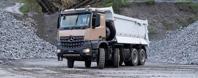 Mercedes-Benz apresenta novo caminhão extrapesado off-road