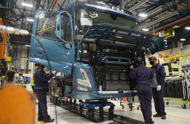Volvo inicia produção da nova linha de caminhões pesados em Curitiba