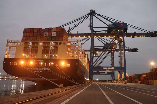 Portonave recebe uma das maiores embarcações que operam nos portos brasileiros