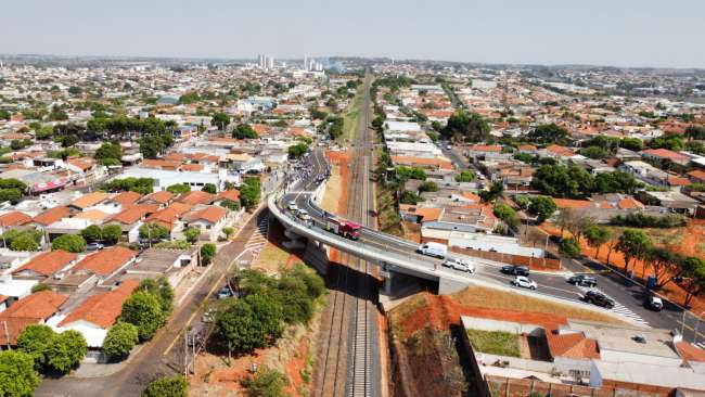 Rumo e prefeitura de Jales inauguram novo viaduto