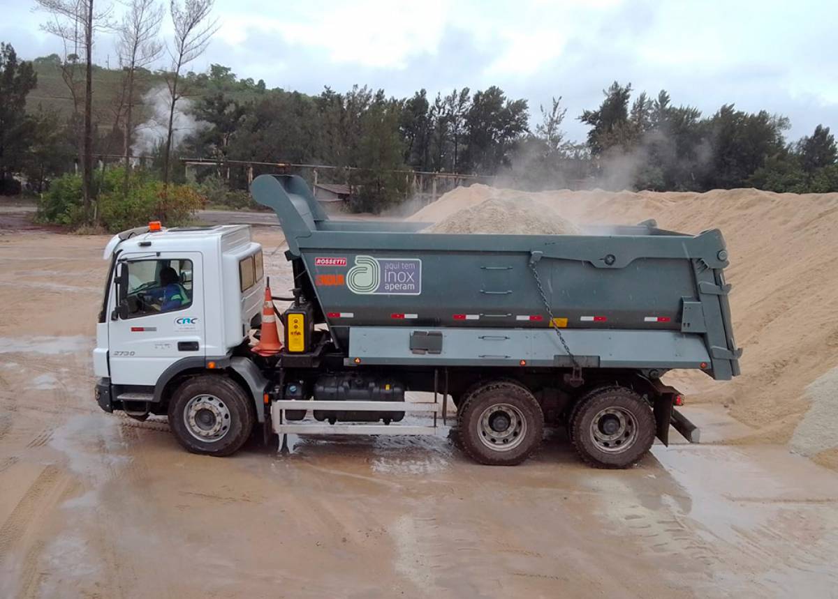 Transportadora testa caçamba feita em aço inox Endur 300 - Tecnologística
