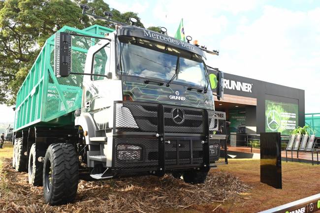 Mercedes-Benz e Grunner apresentam máquina inteligente para uso na distribuição de sólidos