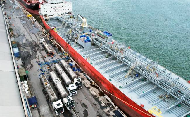 Porto do Recife realiza operação inédita de embarque de álcool para 3 países