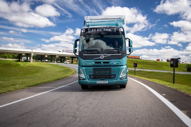 Volvo inicia testes com caminhões pesados 100% elétricos no Brasil