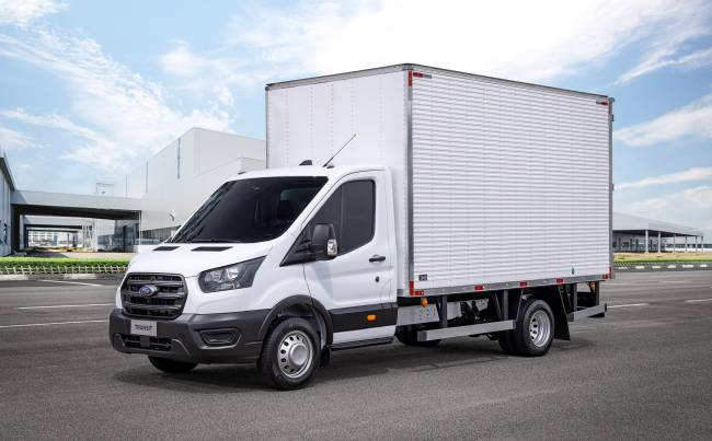 Versão com baú de alumínio da van Transit Chassi da Ford Pro