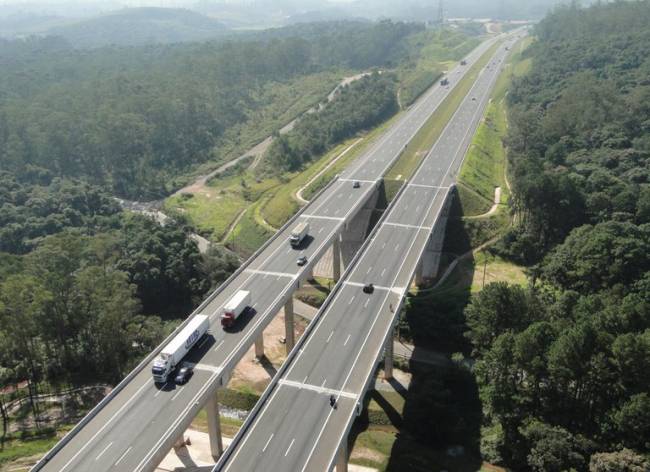 Eixos suspensos de caminhões carregados passam a ser cobrados em mais rodovias de SP, anuncia CCR