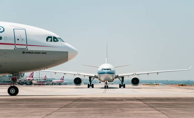 Demanda global de carga aérea cresce após 19 Meses de queda, relata a IATA