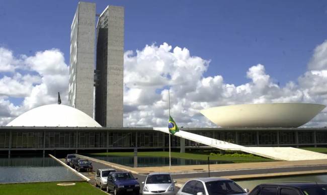 Setor portuário brasileiro aguarda decisão crucial do Congresso sobre regime tributário