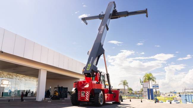 Novo EcoReachStaker, da Kalmar, distribuído no Brasil pela Tracbel