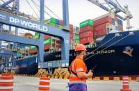 Rumo e DP World assinam acordo para construção de novo terminal portuário em Santos