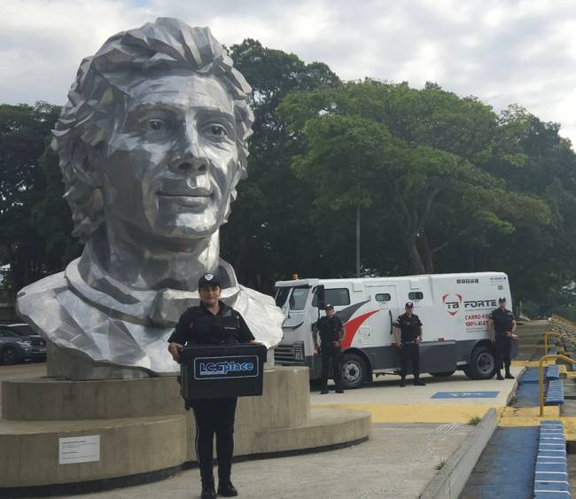 LogPlace transporta capacete de Ayrton Senna e lança novo serviço de transporte de cargas de alto valor em parceria com a TBForte