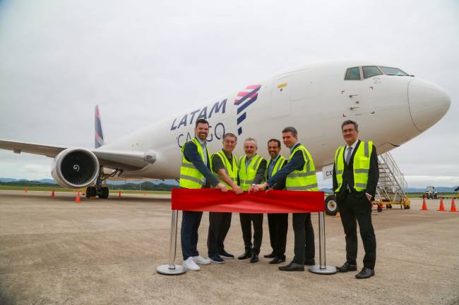 Evento no Floripa Airport para celebrar nova rota foi realizado nesta sexta-feira (26/4) com a presença de autoridades, executivos de ambas companhias e entidades representativas da indústria