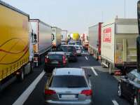 Estudo revela sobrecarga no transporte de cargas no Brasil, com predominância do modal rodoviário