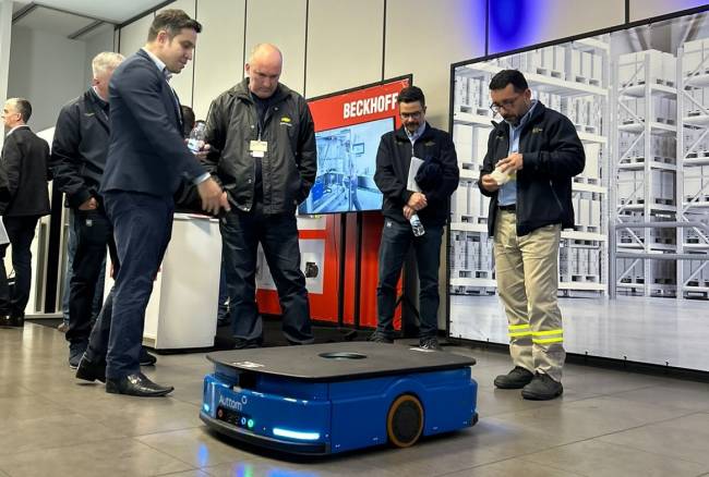 Auttom apresenta nova linha de robôs para intralogística