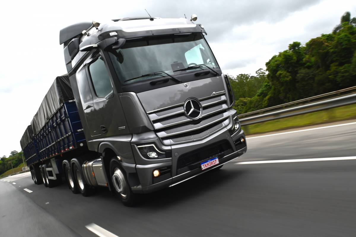 j*j様 Mercedes-Benz Actros ダンプトラック シルバー Mercedes-Benz destaca Actros Evolution e Novo Accelo na Fenatran