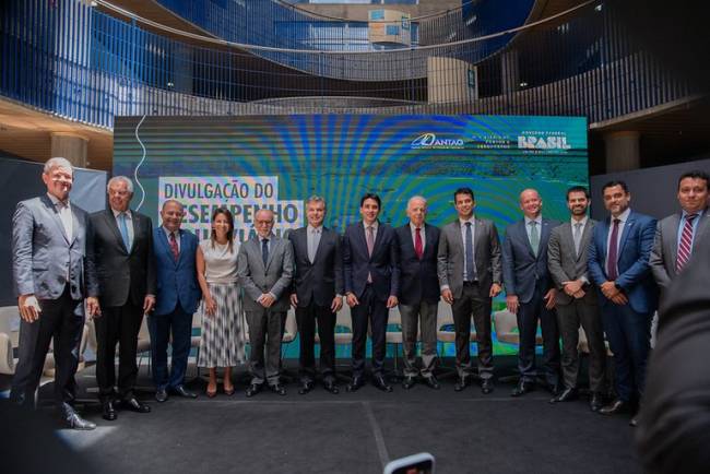Portos brasileiros registram maior movimentação da história em 2024